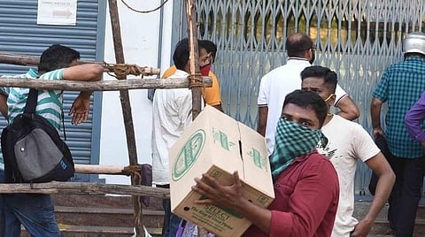 படம் விளக்கம் :
கோவை பாப்பநாயக்கன்பாளையத்தில் உள்ள எலைட் மது விற்பனைக் கடையில் பெட்டி, பெட்டியாக மதுபாட்டில்களை இன்று வாங்கிச் செல்லும் வாடிக்கையாளர்கள். படம் : ஜெ.மனோகரன்.