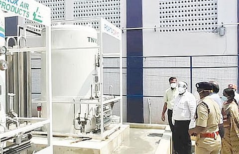 திருப்பத்தூர் அரசு மருத்துவமனையில் உள்ள ஆக்சிஜன் விநியோக கட்டமைப்பை ஆய்வு செய்த மாவட்ட கண்காணிப்பு அலுவலர் தென்காசி எஸ்.ஜவஹர். அருகில், மாவட்ட ஆட்சியர் சிவன் அருள், காவல் கண்காணிப்பாளர் விஜயகுமார் உள்ளிட்டோர்.