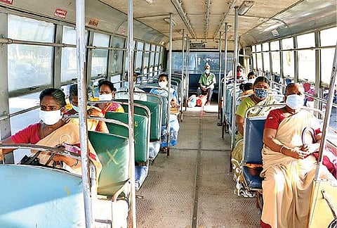 வேலூரில் அரசு நகர பேருந்துகளில் கட்டணம் இல்லாமல் பயணம் செய்த பெண்கள். படம்: வி.எம்.மணிநாதன்.