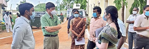 கோவில்பட்டியில் தனியார் கல்லூரியில் அமைக்கப்பட்டுள்ள கரோனா பரிசோதனை மையத்தில் கண்காணிப்பு அலுவலர் குமார் ஜெயந்த், ஆட்சியர் செந்தில்ராஜ் ஆய்வு மேற்கொண்டனர்.