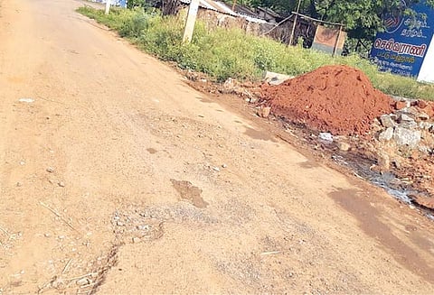 குருவன்கோட்டை பகுதியில் சேதமடைந்து கிடக்கும் சாலை.