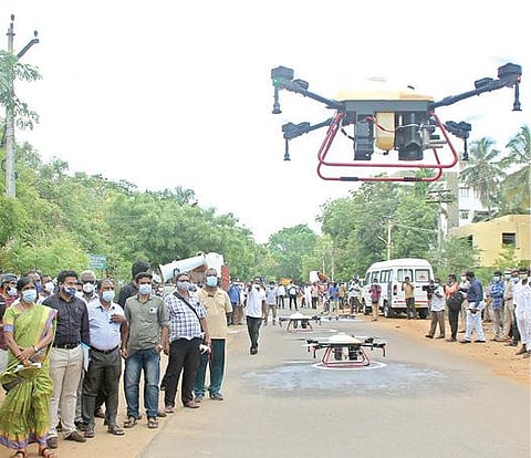 பாளையங்கோட்டை என் ஜி ஓ காலனியில் ட்ரோன்கள் மூலம் கிருமி நாசினி தெளிப்பு பணி நேற்று நடைபெற்றது. படம்: மு.லெட்சுமி அருண்.
