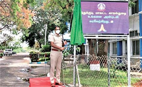 தூத்துக்குடி மாவட்ட காவல் அலுவலக வளாகத்தில் விழிப்புணர்வு செய்திகள் ஒளிபரப்புவதற்காக அகன்ற திரை தொலைக்காட்சி சேவையை எஸ்பி ஜெயக்குமார் தொடங்கி வைத்தார்.