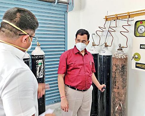 ஓமலூர் அரசு மருத்துவமனையில் கரோனா தொற்றினால் தனிமைப்படுத்தப்பட்டுள்ளவர்களுக்கு செய்யப்பட்டுள்ள வசதிகள் தொடர்பாக சேலம் ஆட்சியர் ராமன் ஆய்வு செய்தார்.