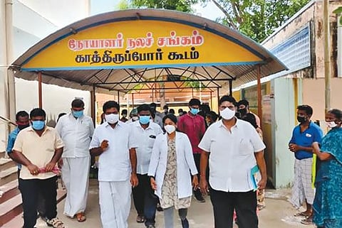 திருச்செங்கோடு அரசு மருத்துவமனையில் ஆய்வு செய்த ஈஸ்வரன் எம்எல்ஏ மருத்துவர்களுடன் ஆலோசனை நடத்தினார்.