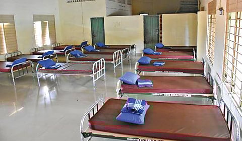 சேலம் மகாத்மா காந்தி விளையாட்டு அரங்கில் அமைக்கப்பட்டு வரும் கரோனா தற்காலிக சிகிச்சை மையம்.