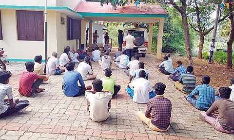 வனப்பகுதியில் மாடுகள் மேய்ச்சலுக்கு அனுமதி கோரி மேகமலை வனச்சரக அலுவலகத்தை முற்றுகையிட்ட விவசாயிகள்.