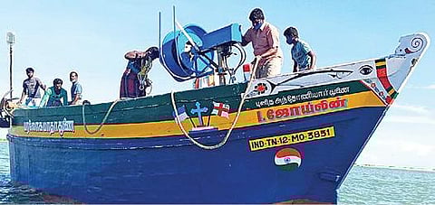 இலங்கை கடற்படையினால் பறிமுதல் செய்யப்பட்ட படகும், அதிலிருந்த தூத்துக்குடியைச் சேர்ந்த மீனவர்களும்.