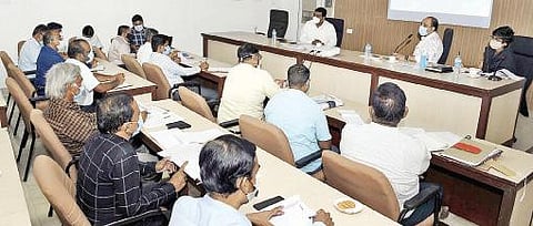 தேனி ஆட்சியர் அலுவலகத்தில் நடந்த ஆய்வுக் கூட்டத்தில் பங்கேற்ற மாவட்ட கண்காணிப்பு அலுவலர் அ.கார்த்திக் உள்ளிட்டோர்.