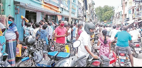 விருதுநகர் பஜாரில் பல்வேறு பொருட்கள் வாங்க திரண்ட மக்கள்.