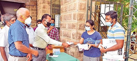 மதுரை மருத்துவக் கல்லூரியில் ரெம்டெசிவிர் தடுப்பூசி மருந்து விற்பனையைத் தொடங்கி வைத்த மாவட்ட ஆட்சியர் அன்பழகன். உடன் மருத்துவக் கல்லூரி முதல்வர் சங்குமணி. படம்: எஸ். கிருஷ்ணமூர்த்தி