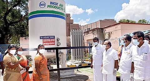 காஞ்சிபுரம் அரசு மருத்துவமனையில் நேற்று ஆய்வு மேற்கொண்ட ஊரகத் தொழில் துறை அமைச்சர் தா.மோ.அன்பரசன். உடன், ஆட்சியர் மகேஸ்வரி உள்ளிட்டோர்.