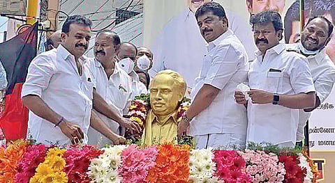 ஓசூர் வட்டாட்சியர் அலுவலக சாலை அண்ணா சிலைக்கு எம்எல்ஏ ஒய்.பிரகாஷ் மாலை அணிவித்து மரியாதை செலுத்தினார். உடன் முன்னாள் எம்எல்ஏ.க்கள் சத்யா, முருகன் உட்பட பலர்.