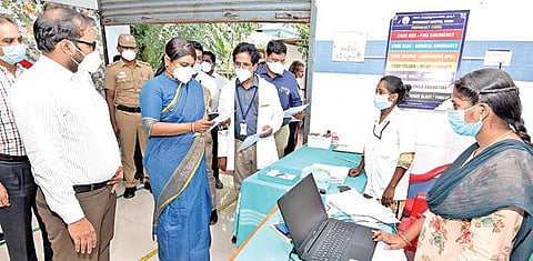 ஓசூர் அரசு மருத்துவமனையில் மாவட்ட கண்காணிப்பு அலுவலர் மருத்துவர் பீலா ராஜேஷ் ஆய்வு மேற்கொண்டார். அருகில் ஆட்சியர் ஜெயசந்திர பானு ரெட்டி.