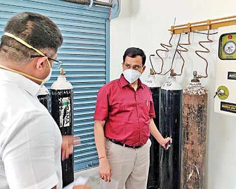 ஓமலூர் அரசு மருத்துவமனையில் கரோனா தொற்றினால் தனிமைப்படுத்தப்பட்டுள்ளவர்களுக்கு செய்யப்பட்டுள்ள வசதிகள் தொடர்பாக சேலம் ஆட்சியர் ராமன் ஆய்வு செய்தார்.