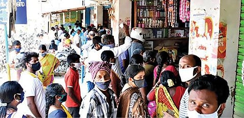 சேலம் செவ்வாய்பேட்டை பால் மார்க்கெட் பகுதியில் உள்ள மளிகைக் கடைகளில் பொருட்கள் வாங்க திரண்ட பொதுமக்கள்.