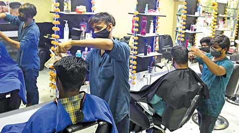 இரண்டு நாட்களுக்கு அனுமதி - சலூன் கடைகளில் : திரண்ட வாடிக்கையாளர்கள் :