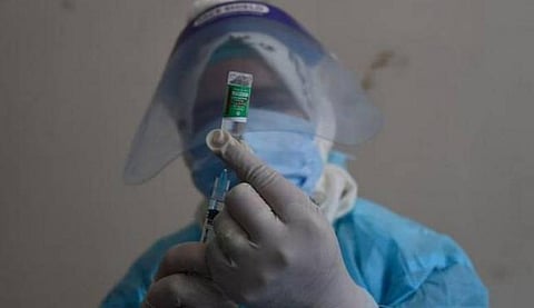 தடுப்பூசி போடுவதால் ‘கரோனா’ வரவே வராது; மீறி வந்தால் தடுப்பூசி போடும் முன்பே தொற்று ஏற்பட்டிருக்கலாம்- நுரையீரல் நோய் மருத்துவ நிபுணர்கள் தகவல்