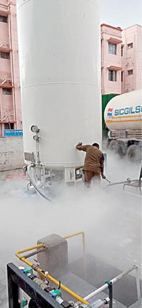 தூத்துக்குடி அரசு மருத்துவக் கல்லூரி மருத்துவமனையில் உள்ள கொள்கலனில் ஆக்சிஜன் நிரப்பும் பணி நேற்று நடைபெற்றது. படம்: என்.ராஜேஷ்.