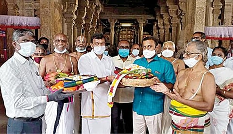 வில்லிபுத்தூர் ஆண்டாள் கோயில் வஸ்திர மரியாதையை ரங்கம் ரங்கநாதர் கோயில் இணை ஆணையர் செ.மாரிமுத்துவிடம் ஒப்படைக்கிறார் ஆண்டாள் கோயிலின் செயல் அலுவலர் இளங்கோவன்.