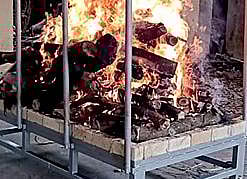 பஞ்சாப் மயானத்தில் இடநெருக்கடியால் உடல்களை எரிக்க நடமாடும் ‘டிராலி’