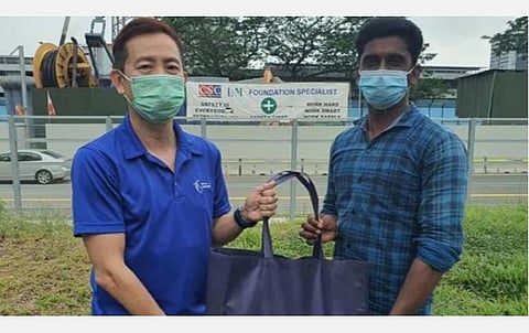 பார்வையற்ற முதியவருக்கு உதவிய தமிழருக்கு சிங்கப்பூர் அரசு பாராட்டு