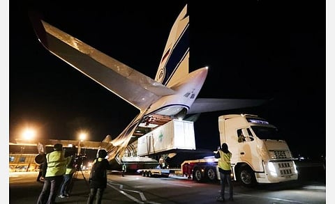 உலகின் மிகப்பெரிய சரக்கு விமானம் மூலம் ஆக்சிஜன் ஜெனரேட்டர்களை அனுப்பியது பிரிட்டன்