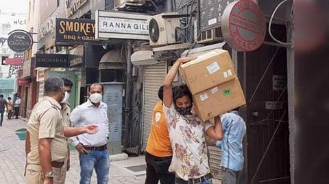 டெல்லியில் அதிக விலைக்கு விற்பதற்காக பதுக்கப்பட்ட 524 ஆக்ஸிஜன் கான்சென்ட்ரேட்டர்கள் பறிமுதல்: உணவு விடுதி உரிமையாளரை தேடும் போலீஸார்