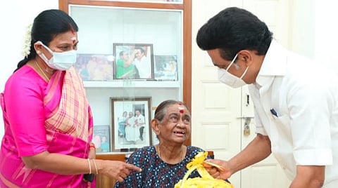தன் தாய் தயாளு அம்மாளுக்கு பூங்கொத்து கொடுத்த முதல்வர் ஸ்டாலின்.