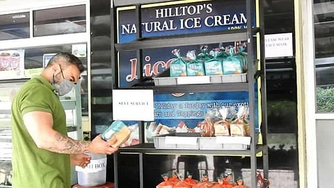 கொடைக்கானல் ஏழுரோடு அருகே கடைக்காரர்கள் இல்லாதநிலையில், சுயசேவையாக இயங்கும் பேக்கரி.