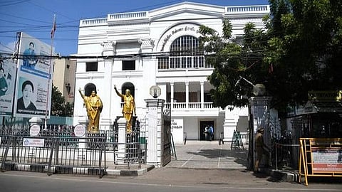 எம்எல்ஏ.க்கள் கூட்டம் நடத்த சென்னை காவல் ஆணையர் அலுவலகத்தில் அதிமுக மனு