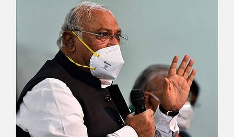 கரோனா தடுப்பூசிக்காக ஒதுக்கப்பட்ட ரூ.35 ஆயிரம் கோடி நிதியில் அனைவருக்கும் தடுப்பூசி: பிரதமருக்கு மல்லிகார்ஜுன கார்கே கடிதம்