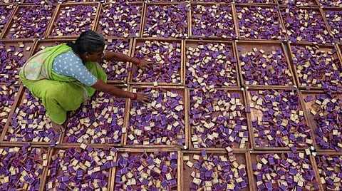 வெளி மாநிலங்களில் இருந்து மூலப்பொருட்கள் விநியோகம் இல்லை: தமிழகத்தில் ரூ.200 கோடி தீப்பெட்டி உற்பத்தி பாதிப்பு; 4 லட்சம் தொழிலாளர்கள் வேலை இழப்பு