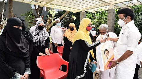 ரம்ஜானை முன்னிட்டு 20 முஸ்லிம்களுக்கு புத்தாடை, பரிசுகள்: முதல்வர் மு.க.ஸ்டாலின் வழங்கினார்