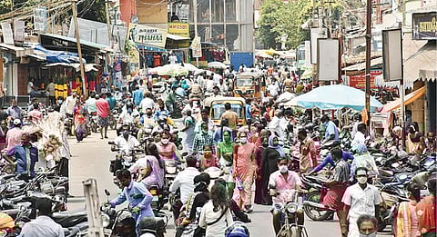 இன்று முழு ஊரடங்கு அறிவிக்கப்பட்டதையொட்டி, தி.மலை தேரடி வீதியில் பொருட்களை வாங்க மக்கள் கூட்டம் அலைமோதியது.