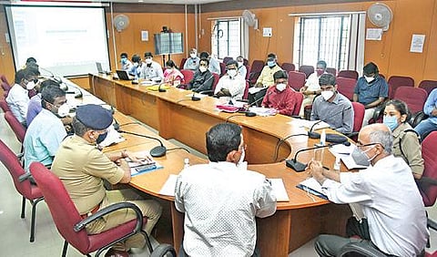 சேலம் ஆட்சியர் அலுவலகத்தில் கரோனா தடுப்பு மற்றும் முன்னெச்சரிக்கை நடவடிக்கை தொடர்பான ஆலோசனைக் கூட்டம் நடந்தது. கூட்டத்தில், மாவட்ட கண்காணிப்பு அலுவலரும் அரசு கூடுதல் முதன்மை செயலருமான நசிமுதீன் பேசினார். உடன் ஆட்சியர் ராமன், மாகர காவல் கண்காணிப்பாளர் சந்தோஷ்குமார், எஸ்பி தீபா காணிகர் உள்ளிட்டோர்.