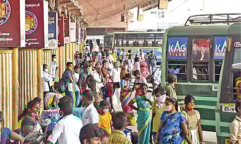 இன்று முதல் முழு ஊரடங்கு அமலுக்கு வருவதைத் தொடர்ந்து நேற்று வெளியூர்களில் பணிபுரிவோர் தங்கள் சொந்த ஊருக்கு புறப்பட்டனர். இதனால், சேலம் புதிய பேருந்து நிலையத்தில் பயணிகள் கூட்டம் அதிகமாக இருந்தது.