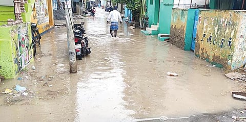 முதுகுளத்தூர் பேரூராட்சி வடக்கூரில் பெய்த கோடை மழையால் தெருவில் தேங்கி நின்ற மழை நீர்.