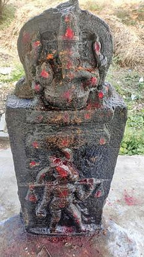 அருப்புக்கோட்டை அருகே கூத்திப்பாறை கண்மாய் கரையில் கண்டெ டுக்கப்பட்ட நாயக்கர் காலத்தைச் சேர்ந்த அரிய சிற்பத்தூண்.