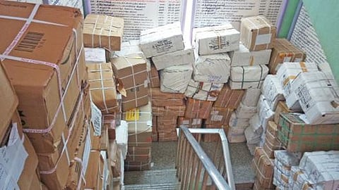 விருதுநகர் மாவட்ட மைய நூலகத்தில் போதிய இட வசதி இல்லாததால் மாடிப்படிகளில் அடுக்கி வைக்கப்பட்டுள்ள புத்தக பண்டல்கள்.