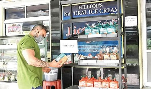 கொடைக்கானல் ஏழு ரோடு அருகே கடைக்காரர்கள் இல்லாதநிலையில், சுயசேவையாக இயங்கிவரும் பேக்கரி.