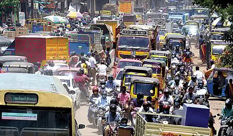 அத்தியாவசியப் பொருட்கள் வாங்க திரண்டு வந்த பொதுமக்களால் மதுரை கீழவெளி வீதியில் நெல்பேட்டை பகுதியில் ஏற்பட்ட போக்குவரத்து நெரிசல். படம்: ஜி.மூர்த்தி