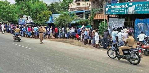 திண்டிவனத்தில் உள்ள டாஸ்மாக் கடை முன்பு மது வாங்க நேற்று குவிந்த கூட்டம்.