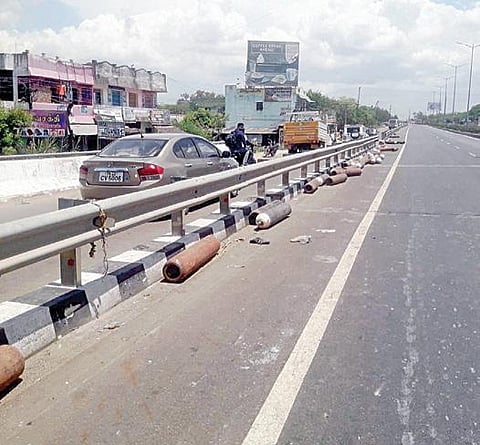 விழுப்புரம் அருகேசாலையோரம் சிதறி கிடக்கும் ஆக்சிஜன் சிலிண்டர்கள். (உள்படம்) விபத்துக்குள்ளான மினி வேன்.