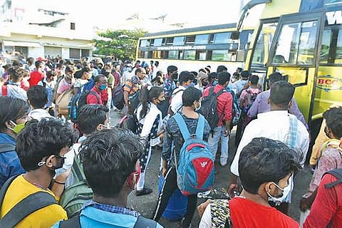 கோவை, திருப்பூர் மாவட்டங்களில் இருந்து - சொந்த ஊர் புறப்பட்டுச் சென்ற தொழிலாளர்கள் :