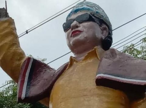 சேதமான எம்ஜிஆர் சிலை.