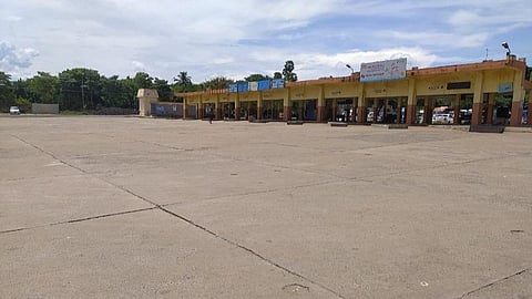 முழு ஊரடங்கு அமலுக்கு வந்தது: தென்காசியில் கடைகள் அடைப்பு; சாலைகள் வெறிச்சோடின