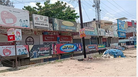 திருப்பத்தூர் மாவட்டத்தில் முழு ஊரடங்கையொட்டி ஆட்கள் நடமாட்டம் இல்லாமல் மூடப்பட்ட கடைகள்.