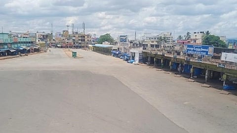 திண்டுக்கல்லில் முழு ஊரடங்கை ஒட்டி பேருந்துகள், பயணிகள் இன்றி வெறிச்சோடிக் காணப்பட்ட பேருந்து நிலையம்.