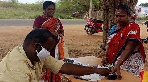 தமிழக ரேஷன் கடைகளில் கைரேகை பதிவு தற்காலிகமாக நிறுத்தப்படுமா? கரோனா அச்சத்தில் பணியாளர்கள்